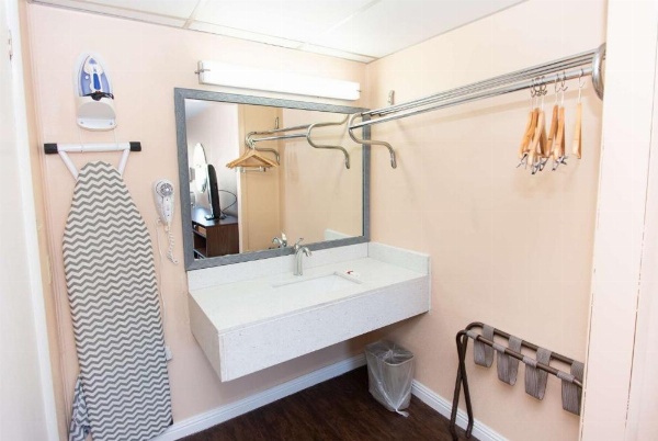 Super 8 by Wyndham Black Mountain image 13