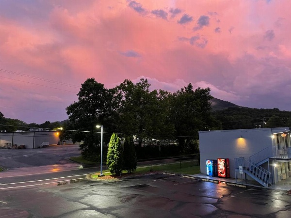 Super 8 by Wyndham Black Mountain image 29