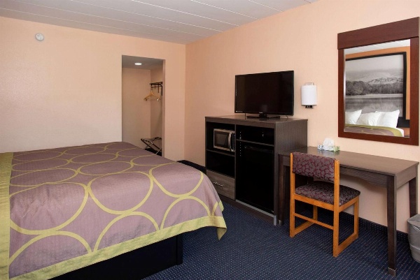 Super 8 by Wyndham Black Mountain image 6